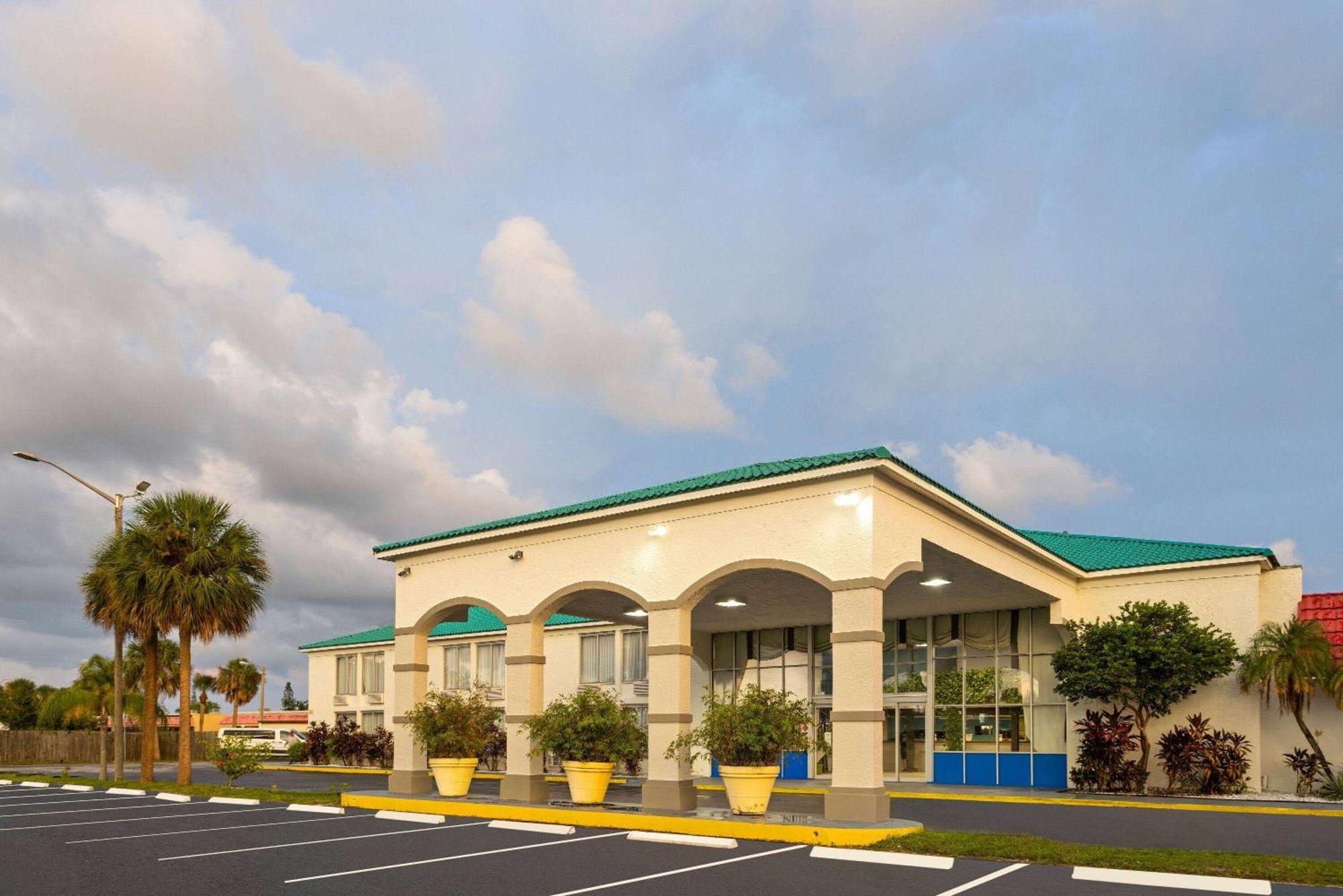 Days Inn By Wyndham Fort Pierce Midtown Buitenkant foto