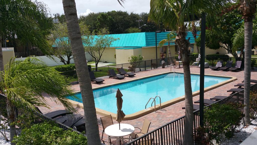 Days Inn By Wyndham Fort Pierce Midtown Buitenkant foto